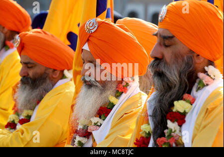 Mitglieder der Sikh Gemeinschaft folgen dem Guru Granth Sahib, dem heiligen Buch der Sikhs, während der nagar Kirtan Prozession durch Gravesend, Kent, die Teil der Sikh Vaisakhi Festival im Frühjahr Ernte für die Bauern und Gemeinschaften im Punjab in Nordindien Kennzeichnung. Stockfoto