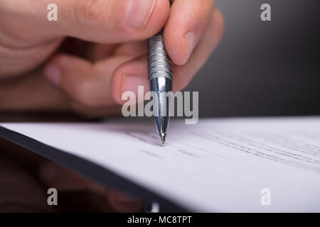 Foto der Unternehmer Hand Unterzeichnung Dokument mit Stift Stockfoto