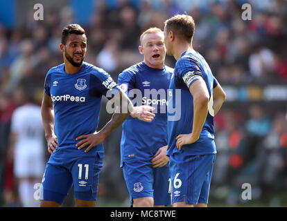 Everton's Wayne Rooney spricht mit Teamkollegen Theo Walcott (links) und Phil Jagielka (rechts) während der Premier League Match in der Liberty Stadium, Swansea. Stockfoto