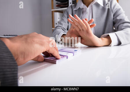 Nahaufnahme der Hand ablehnen, Bestechung einer Person von Partner Stockfoto