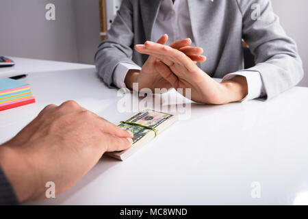 Nahaufnahme der Hand ablehnen, Bestechung einer Person von Partner Stockfoto