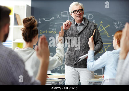 Reifen Lehrer beantwortet Fragen seiner Studenten nach Erläuterung der neuen Betreff Stockfoto