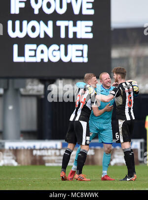 St. Mirren Spieler Craig Samson, Harry Davis und Gary MacKenzie Feiern nach dem letzten nach dem Gewinn der schottischen Meisterschaft während der Ladbrokes schottische Meisterschaft Match an den Paisley 2021 Stadion Pfeifen. Stockfoto