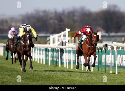 Tiger Roll geritten von Jockey Davy Russell (rechts) gewinnt den Randox Gesundheit Grand National Handicap Chase vor angenehme Gesellschaft geritten von Jockey David Mullins während Grand National Tag des 2018 Randox Gesundheit Grand National in Aintree Racecourse, Liverpool. Stockfoto