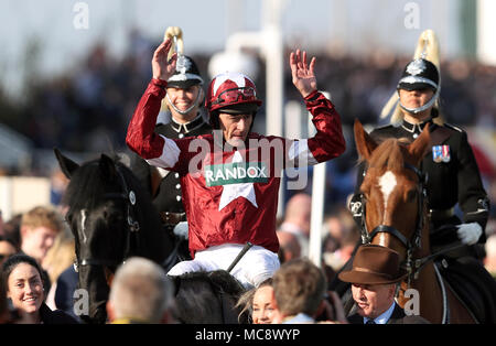 Jockey Davy Russell auf Tiger Roll feiert den Gewinn der Randox Gesundheit Grand National Handicap Chase während Grand National Tag des 2018 Randox Gesundheit Grand National in Aintree Racecourse, Liverpool. Stockfoto