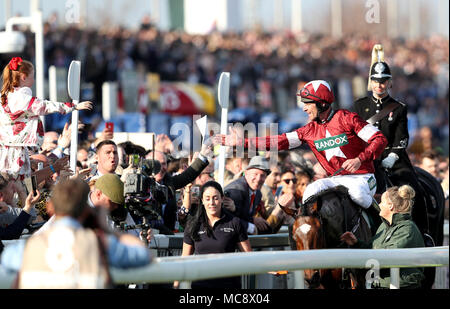 Jockey Davy Russell auf Tiger Roll feiert den Gewinn der Randox Gesundheit Grand National Handicap Chase während Grand National Tag des 2018 Randox Gesundheit Grand National in Aintree Racecourse, Liverpool. Stockfoto