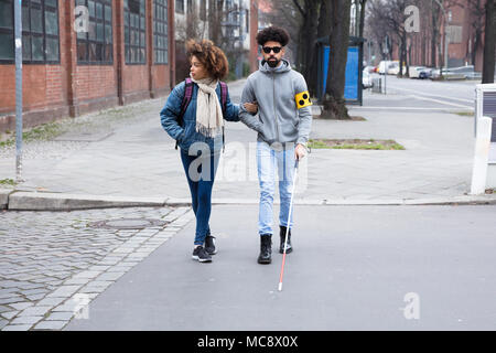 Nahaufnahme der Hand ein Dieb Diebstahl Geldbeutel vom Rucksack Stockfoto