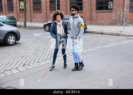 Nahaufnahme der Hand ein Dieb Diebstahl Geldbeutel vom Rucksack Stockfoto