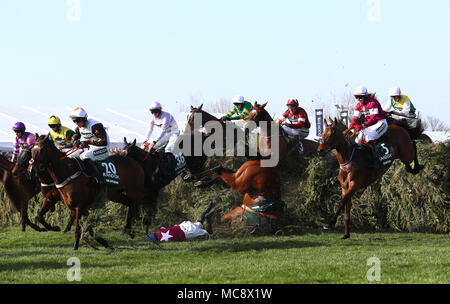 Jockey Patrick Slevin (Mitte) fällt von Donner und Rosen in der Randox Gesundheit Grand National Handicap Chase während Grand National Tag des 2018 Randox Gesundheit Grand National in Aintree Racecourse, Liverpool. Stockfoto