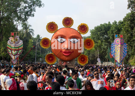 Dhaka: 14, April, 2018: Bangladesch Menschen nehmen Teil an Mangal Shobhajatra, die traditionelle Prozession auf der Bangla Neues Jahr 1425. Stockfoto