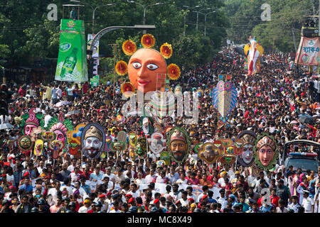 Dhaka: 14, April, 2018: Bangladesch Menschen nehmen Teil an Mangal Shobhajatra, die traditionelle Prozession auf der Bangla Neues Jahr 1425. Stockfoto