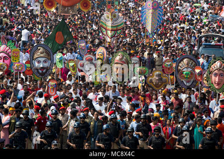 Dhaka: 14, April, 2018: Bangladesch Menschen nehmen Teil an Mangal Shobhajatra, die traditionelle Prozession auf der Bangla Neues Jahr 1425. Stockfoto