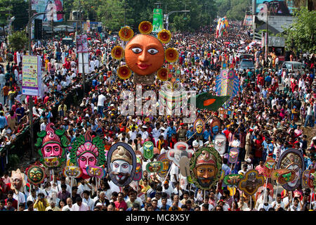 Dhaka: 14, April, 2018: Bangladesch Menschen nehmen Teil an Mangal Shobhajatra, die traditionelle Prozession auf der Bangla Neues Jahr 1425. Stockfoto