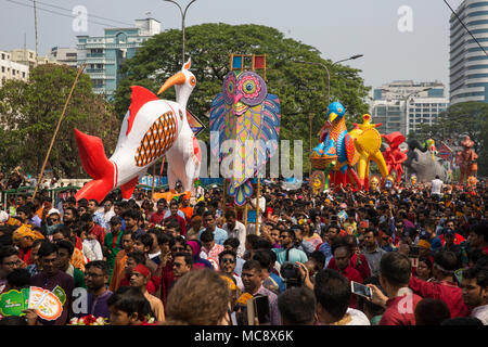 Dhaka: 14, April, 2018: Bangladesch Menschen nehmen Teil an Mangal Shobhajatra, die traditionelle Prozession auf der Bangla Neues Jahr 1425. Stockfoto