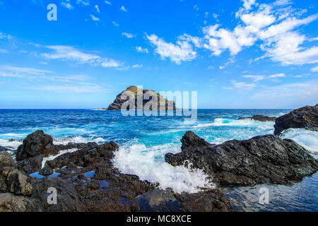 Garachico, Teneriffa, Kanarische Inseln, Spanien: Landschaft des Roque de Garachico, einer natürlichen Insel an der Küste von Garachico. Stockfoto