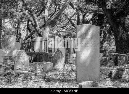 Grundsteine im historischen Friedhof von Beaufort, North Carolina. Monochrom und Farbe. Geister, Kobolde und Gelassenheit alles an einem Ort! Stockfoto