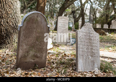 Grundsteine im historischen Friedhof von Beaufort, North Carolina. Monochrom und Farbe. Geister, Kobolde und Gelassenheit alles an einem Ort! Stockfoto