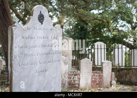 Grundsteine im historischen Friedhof von Beaufort, North Carolina. Monochrom und Farbe. Geister, Kobolde und Gelassenheit alles an einem Ort! Stockfoto