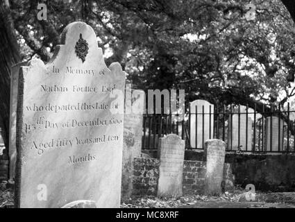 Grundsteine im historischen Friedhof von Beaufort, North Carolina. Monochrom und Farbe. Geister, Kobolde und Gelassenheit alles an einem Ort! Stockfoto