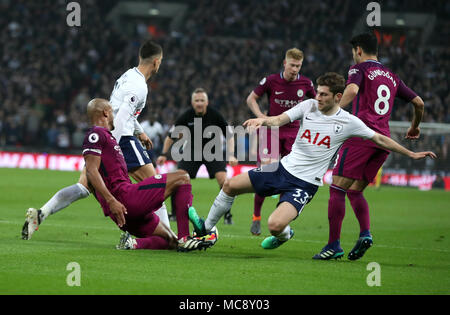 Tottenham Hotspur ist Ben Davies (rechts) und Manchester City Vincent Kompany (links) Kampf um den Ball während der Premier League Match im Wembley Stadion, London. Stockfoto