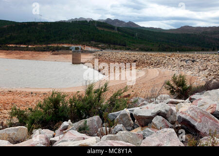 Abgereichertes Theewaterskloof Dam, wichtiger Lieferant von Wasser nach Kapstadt Stockfoto