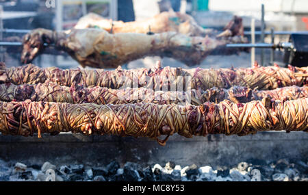 Ganze kokorec und Lampe spuckt auf Kohlen Feuer. Griechische Ostern, Monastiraki, Athen, Griechenland Stockfoto