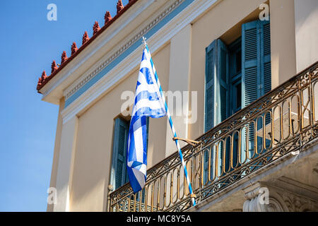 Griechische nationale Feier. Flagge Griechenland auf einem Balkon einer neoklassischen Haus, Ahens, Plaka Stockfoto