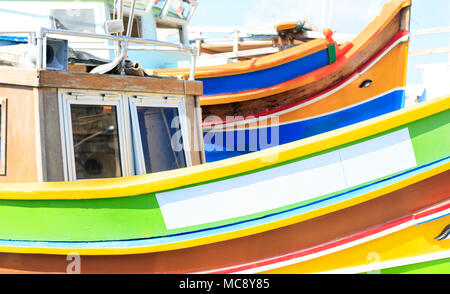 Traditionelle Boot luzzu Detail mit hellen Farben im Hafen von Marsaxlokk, Malta. Detailansicht Stockfoto