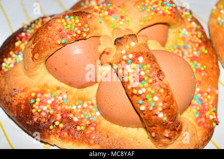 Traditionelle sizilianische Ostern cookies mit Eiern namens cuddure Stockfoto