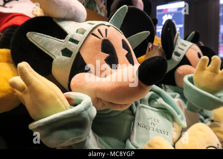 New York Souvenirs im Disney Store in Times Square, New York City, USA Stockfoto