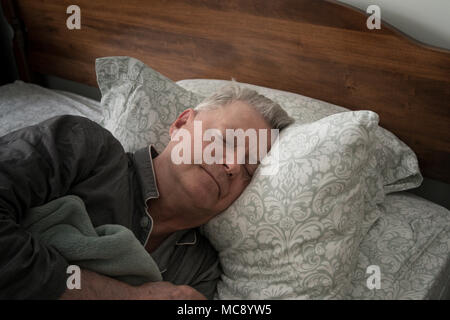 Älterer Mann im Bett schlief friedlich, USA Stockfoto