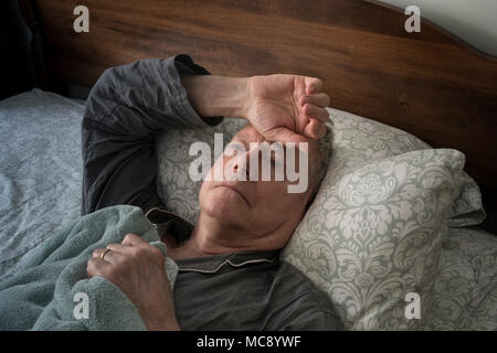 Ältere Menschen beunruhigend wach im Bett, USA Stockfoto