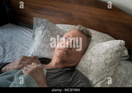 Ältere Menschen beunruhigend wach im Bett, USA Stockfoto