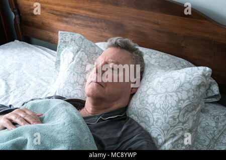 Älterer Mann im Bett schlief friedlich, USA Stockfoto