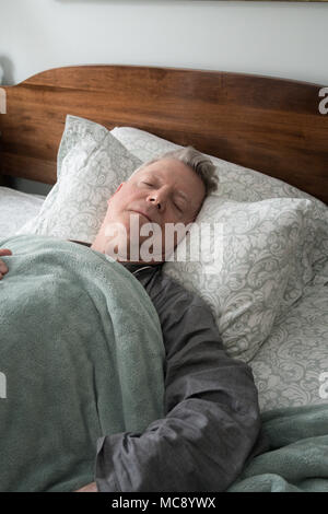 Älterer Mann im Bett schlief friedlich, USA Stockfoto