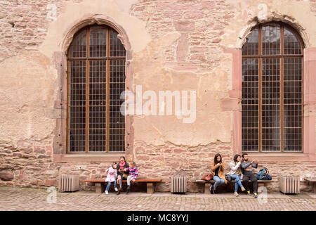 Touristen, die auf der Werkbank im Heidelberger Schloss, Deutschland Stockfoto