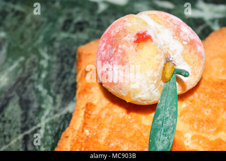 In der Nähe von Marzipan Früchte in Form von Pfirsich Stockfoto