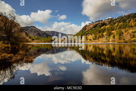 Dramatische Landschaft von Glendalough Tal, die Berge und die Wolken im Wasser der unteren See widerspiegeln. Irlands alten Osten. Blue Sky Stockfoto