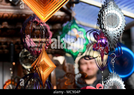 Bunt metallic Girlanden hängen für Verkauf im Camden Stables Markt in Camden Town, London, UK. Stockfoto