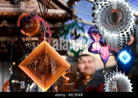 Bunt metallic Girlanden hängen für Verkauf im Camden Stables Markt in Camden Town, London, UK. Stockfoto