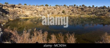 Montezuma mit Panoramablick, einem natürlichen Kalksteinloch. Montezuma Castle National Monument Arizona USA Stockfoto