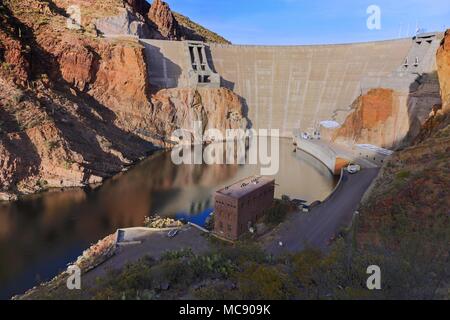 Theodore Roosevelt Dam Concrete Structure Viewpoint. Salt River Historic Apache Trail Superstition Mountains Wilderness Blue Sky Phoenix Arizona USA Stockfoto