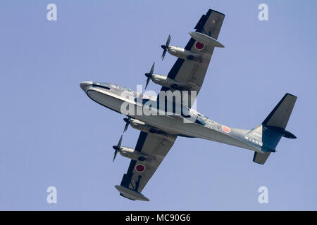 Die Unterseite eines ShinMaywa US-2-Flugbootes mit der japanischen Maritime Self Defense Force (JMSDF), die in der Nähe des NAF Atsugi Airbase, Kanagawa, Japan, fliegt Stockfoto