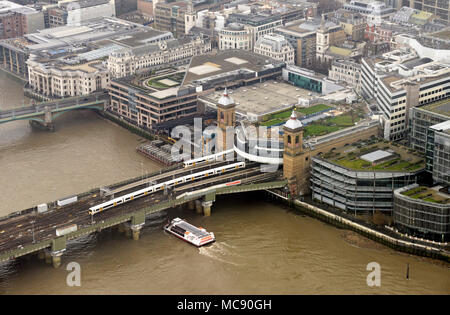 Cannon Street Station auf der Nordseite der Themse in London, England, UK, an einem bewölkten Tag Stockfoto