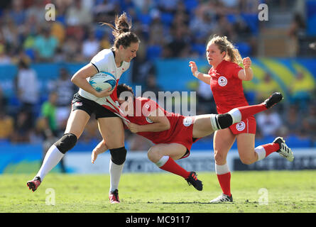 Kanadas Bretagne Benn (Mitte) packt England's Emily Scarratt (links) der Frauen Rugby Sevens Kampf um Bronze an der Robina Stadion bei Tag elf der Commonwealth Games 2018 in der Gold Coast, Australien. Stockfoto