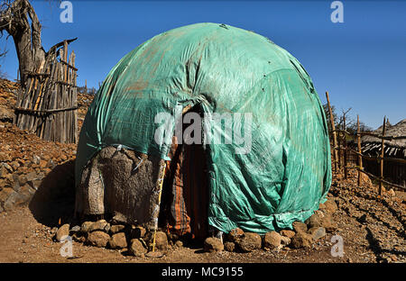 Somali Ivss Hütten gebaut mit Filialen und Glasfasermatten bedeckt mit Kunststoff umhüllt in einem Dorf im Norden von Dschibuti, Tag Forest National Park (Für Stockfoto