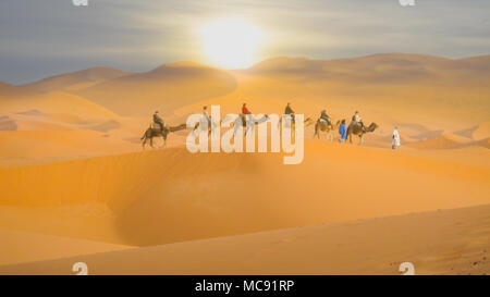 Abstrakte Bild unscharf wird. Kamelkarawane durch die Sanddünen der Sahara Wüste Marokko. Stockfoto
