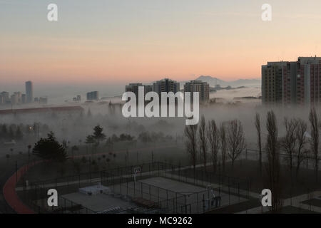 Am frühen Morgen Nebel über Vorort in Ankara, Türkei Stockfoto