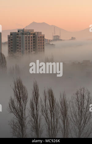 Am frühen Morgen Nebel über Vorort in Ankara, Türkei Stockfoto