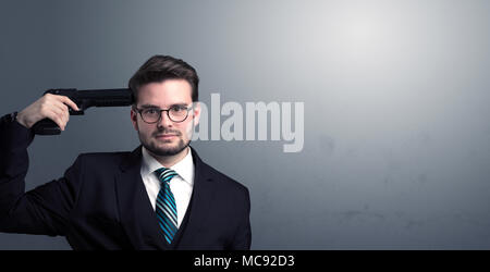 Junge verloren Geschäftsmann Mann seinen Kopf schießen mit Gewehr Stockfoto